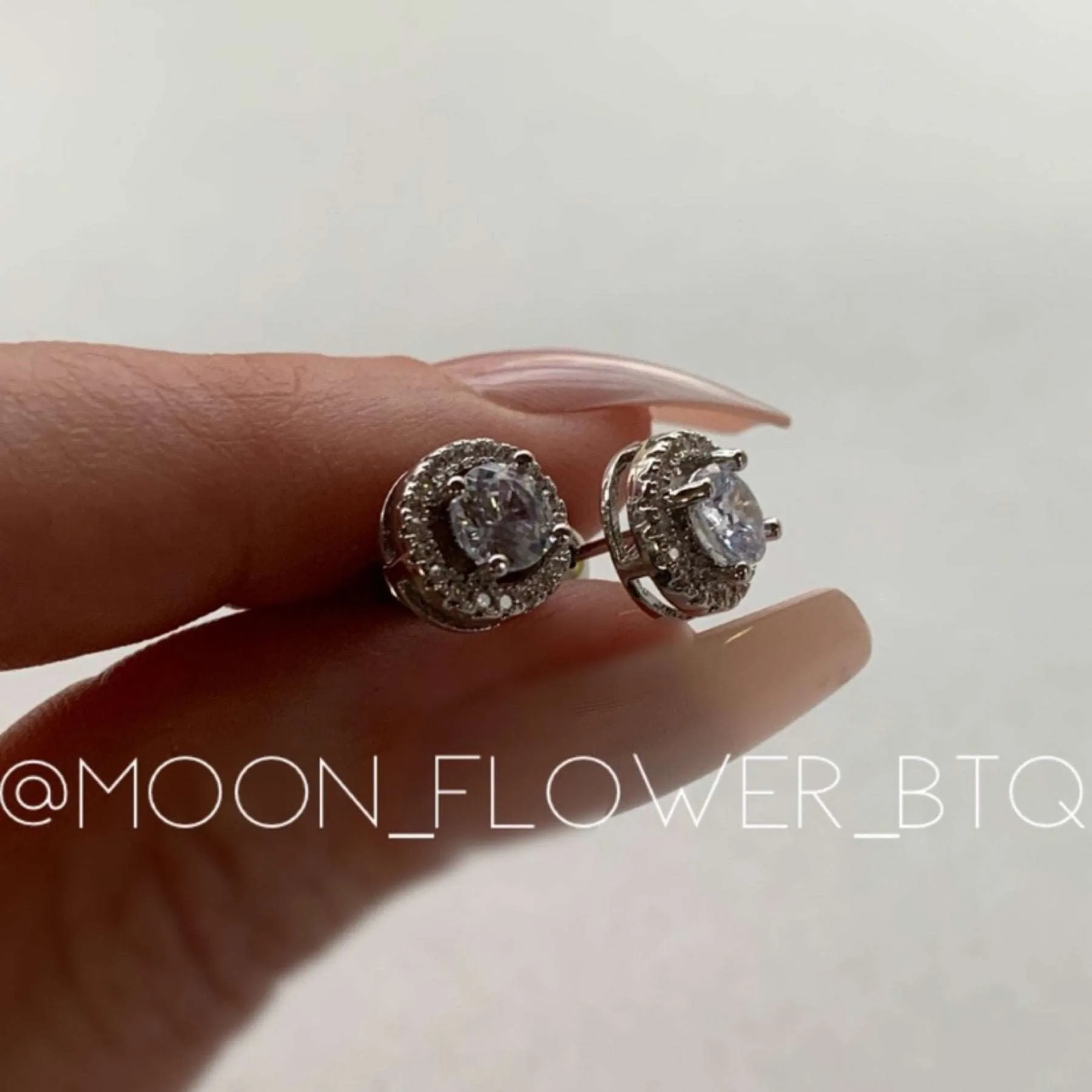 18k White Gold Round Stud Earrings