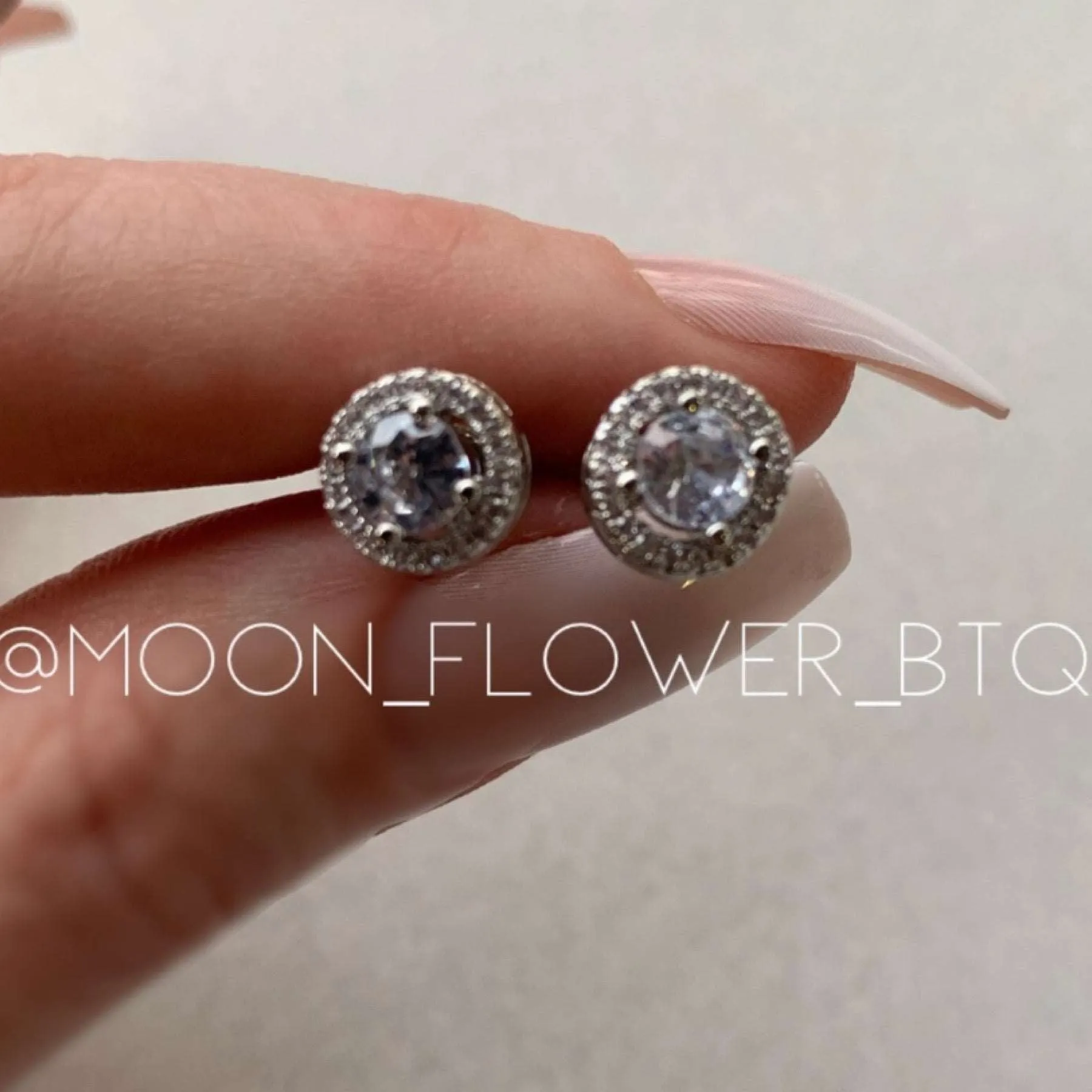 18k White Gold Round Stud Earrings