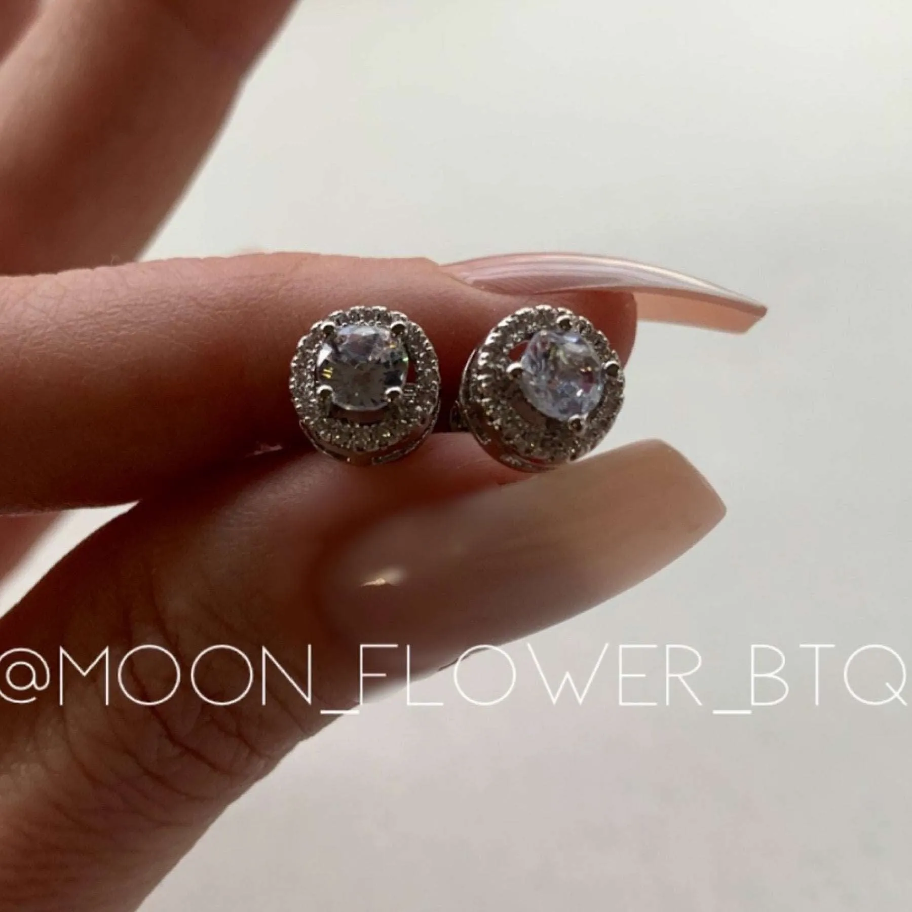 18k White Gold Round Stud Earrings