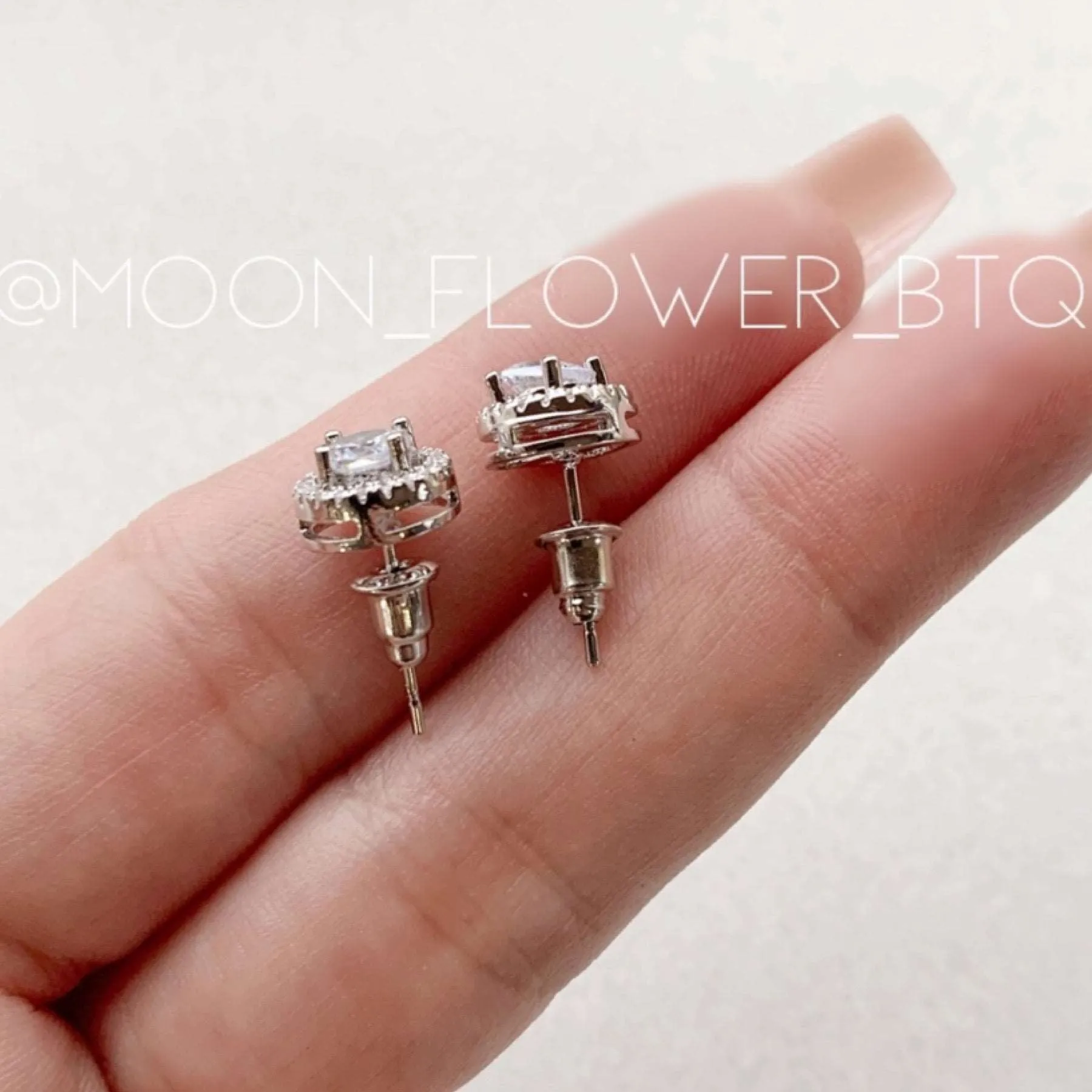 18k White Gold Round Stud Earrings